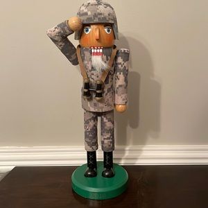 Soldier nutcracker